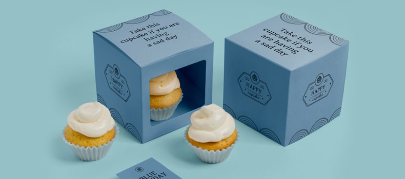 Imagen de una caja de pastelería personalizada, de color blanco y con el logo de la empresa, que contiene varios pastelitos artesanos. Este packaging, proveniente de una pastelería en Sevilla, demuestra cómo un diseño atractivo puede realzar los productos y atraer a los clientes.